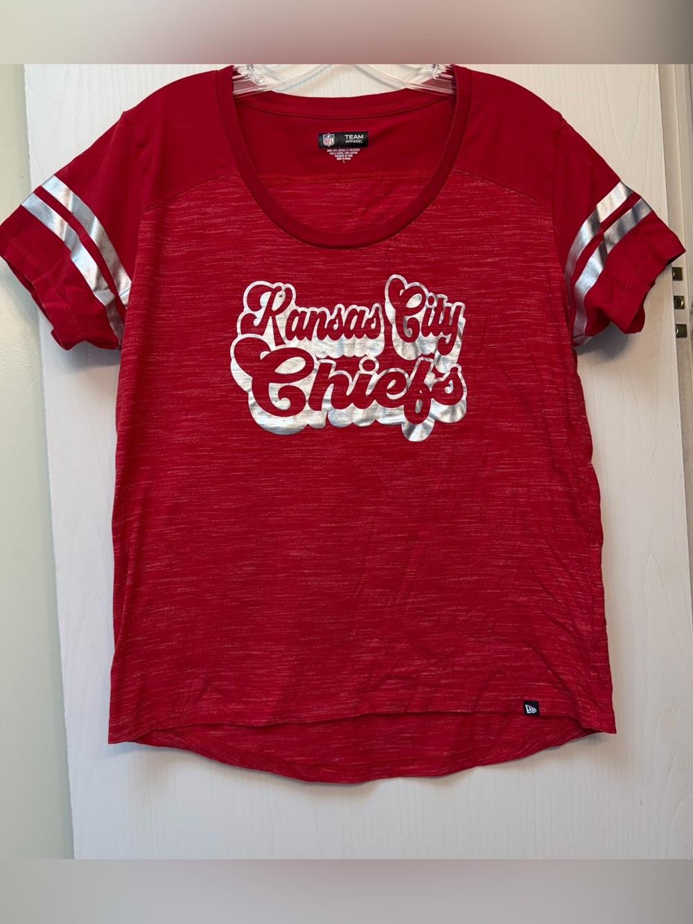 Woman’s NFL Red Kansas City Chiefs Short Sleeve Tee with Silver Logo size L